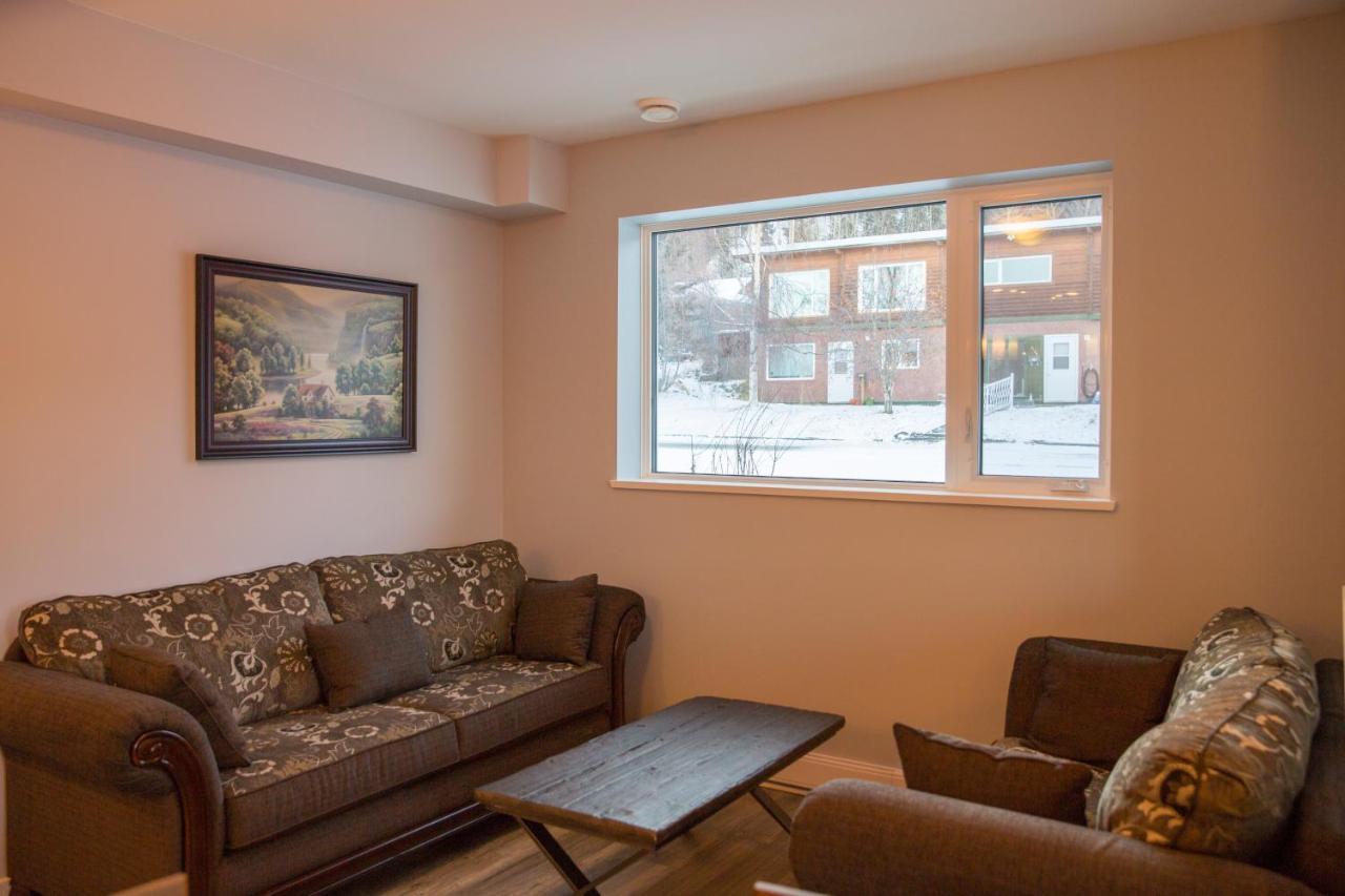 Downtown Whitehorse 4 Bedrooms Deluxe Condo Exterior photo
